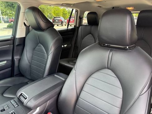 Used 2021 Toyota Highlander XLE FWD image 10
