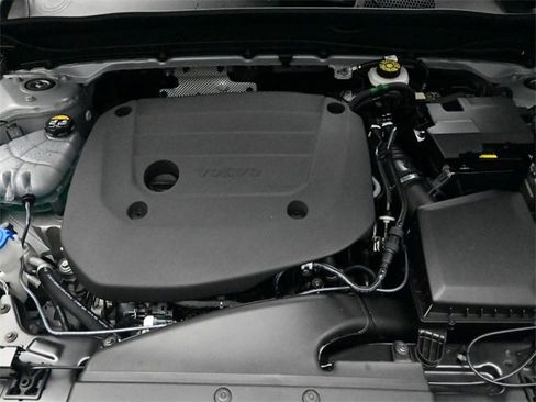 Used 2025 Volvo XC40 B5 Core image 32