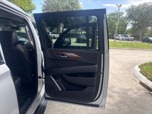 Used 2018 Cadillac Escalade ESV Luxury RWD image 26