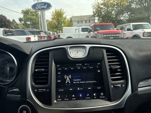 Used 2018 Chrysler 300 Touring image 22