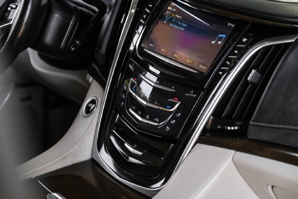 Used 2019 Cadillac Escalade ESV Luxury AWD/4WD image 23