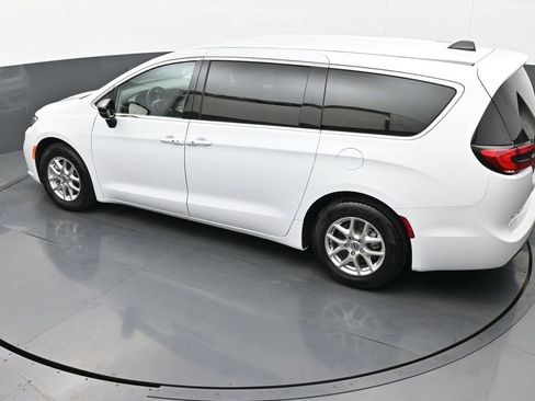 Used 2024 Chrysler Pacifica Touring-L image 28