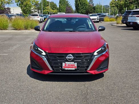 Used 2024 Nissan Altima 2.5 SV FWD image 2