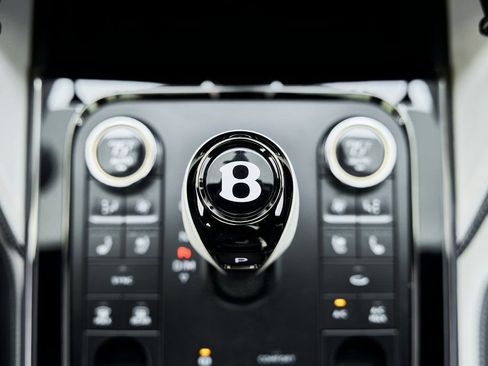 Used 2025 Bentley Flying Spur Plug-In Hybrid image 75