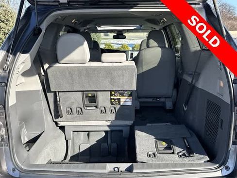 Used 2020 Toyota Sienna XLE image 27