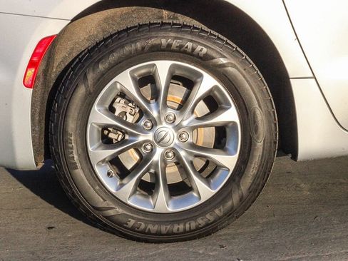 Used 2023 Chrysler Pacifica Touring-L AWD/4WD image 12