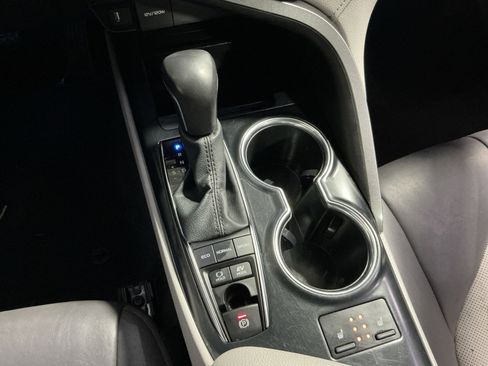 Used 2020 Toyota Camry XLE w/ Sunroof Package image 30