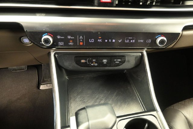 Used 2025 Kia Carnival FWD image 18