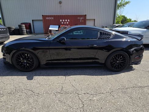 Used 2019 Ford Mustang GT RWD image 3