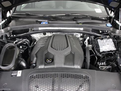 Certified 2026 Porsche Macan AWD/4WD image 26