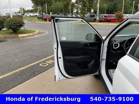 Used 2025 Hyundai Venue Limited FWD image 14