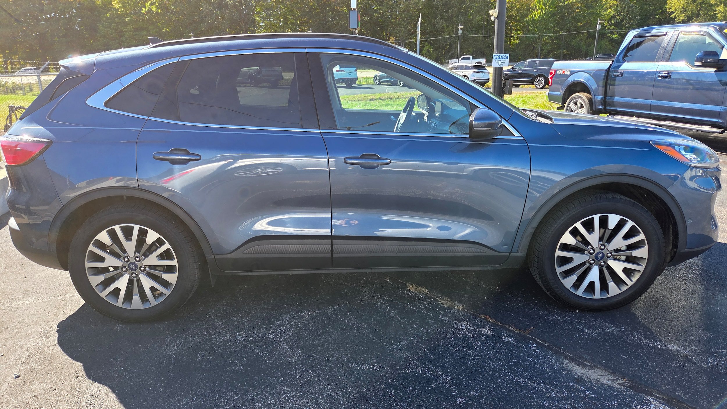 Used 2020 Ford Escape Titanium w/ Titanium Premium Package 2.0 AWD/4WD image 4