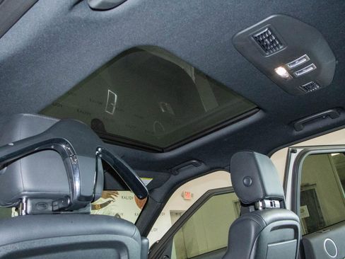 Used 2019 Land Rover Discovery HSE image 14