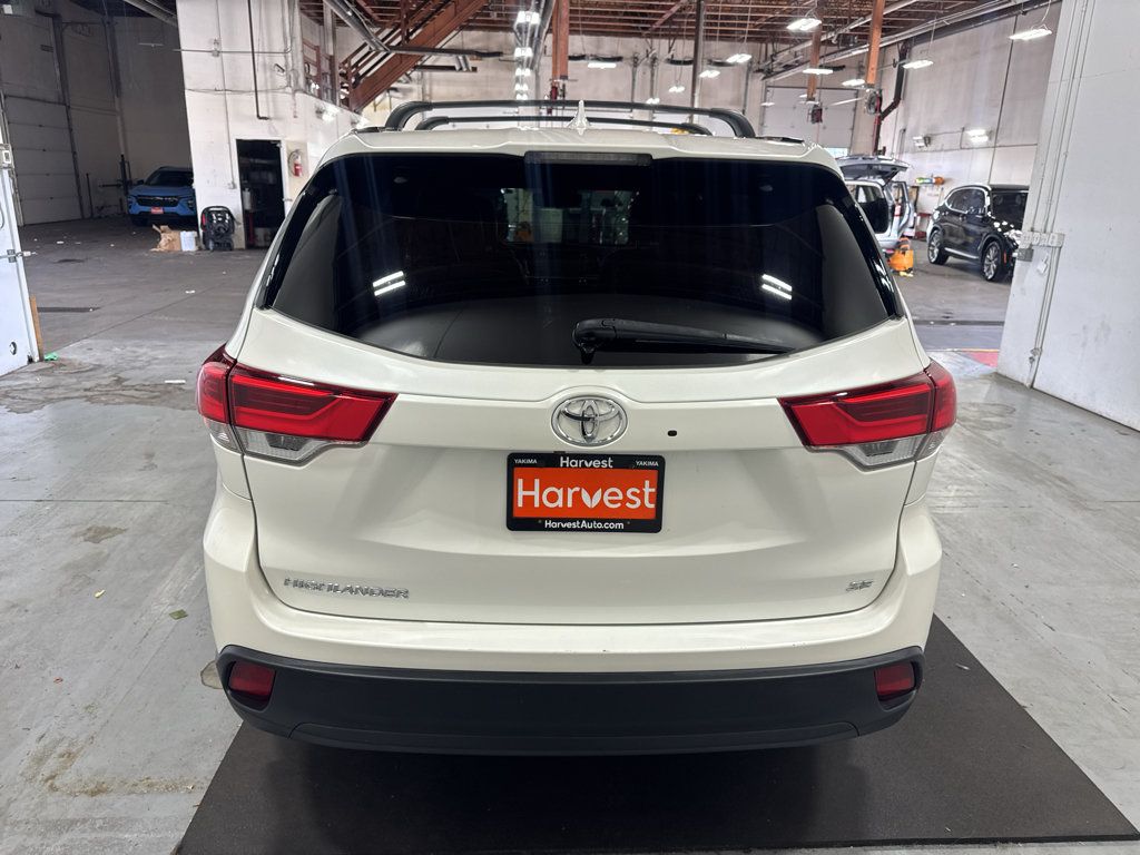 Used 2017 Toyota Highlander SE FWD image 6