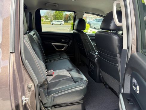 Used 2018 Nissan Titan SL w/ Chrome Package AWD/4WD image 6