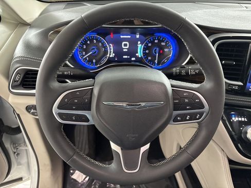 Used 2023 Chrysler Pacifica Limited FWD image 26
