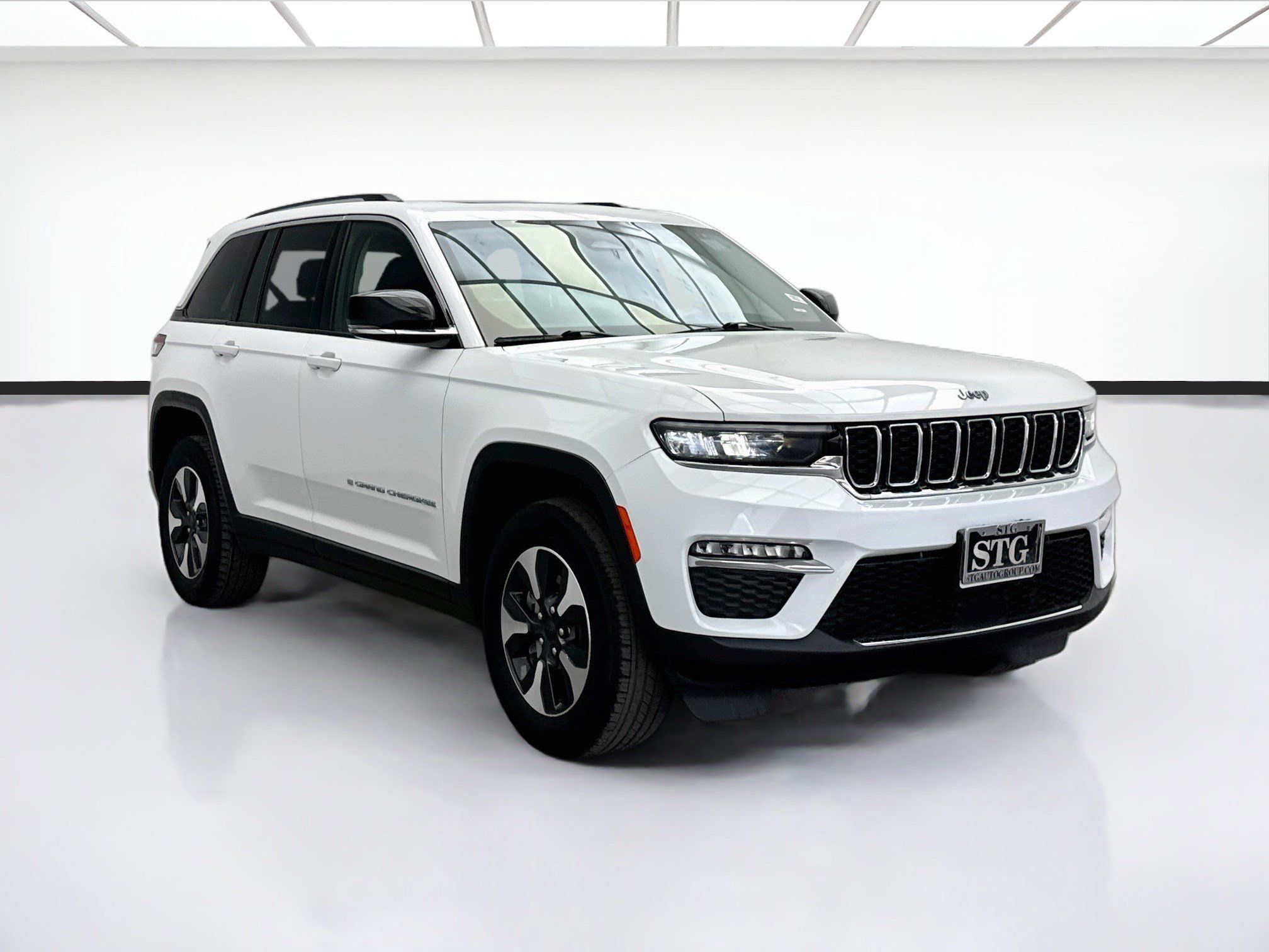 Used 2023 Jeep Grand Cherokee 4WD 4xe image 3