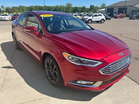 Used 2017 Ford Fusion SE w/ Fusion SE Technology Package FWD image 3