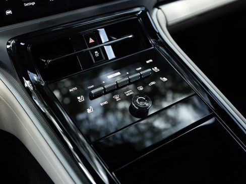 Certified 2025 Porsche Panamera w/ Premium Package RWD image 26