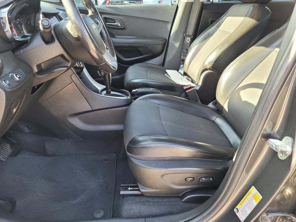 Used 2019 Chevrolet Trax LT w/ LT Convenience Package FWD image 17