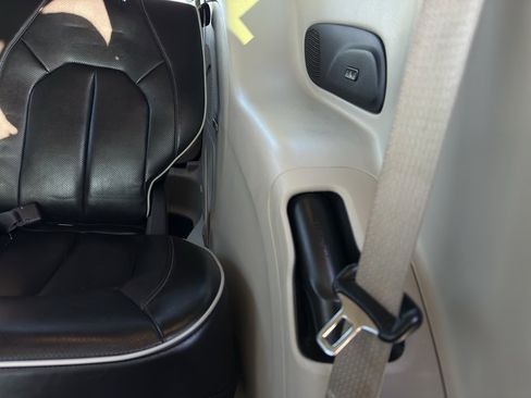 Used 2022 Chrysler Pacifica Limited image 36