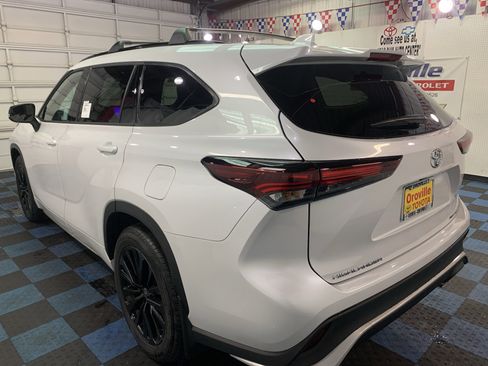 New 2026 Toyota Highlander XSE image 3