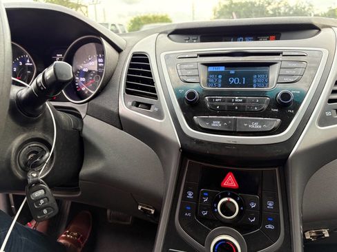 Used 2014 Hyundai Elantra SE image 18