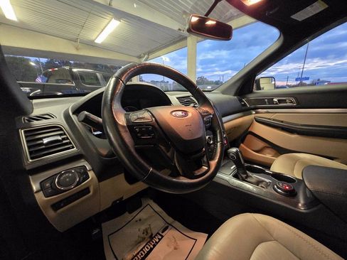 Used 2018 Ford Explorer XLT w/ Equipment Group 202A image 10