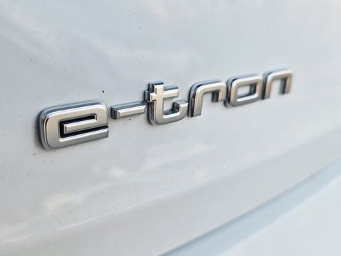 Used 2020 Audi e-tron Premium Plus image 9