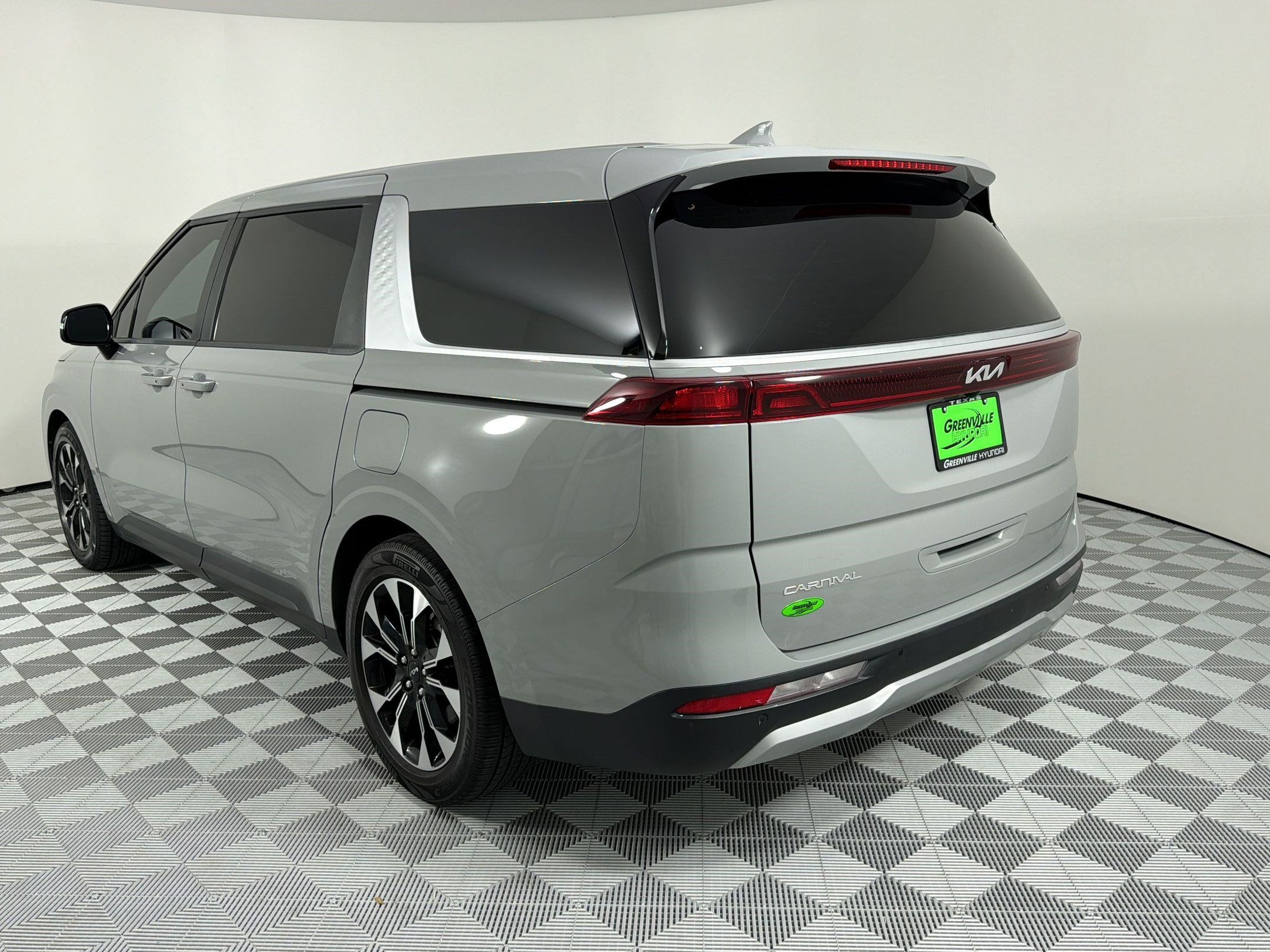 Used 2023 Kia Carnival EX FWD image 3