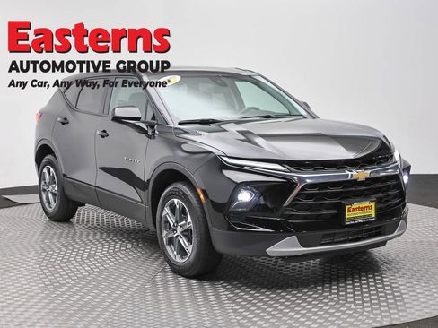 Used 2025 Chevrolet Blazer LT FWD image 3