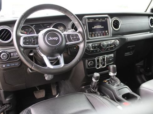 Used 2022 Jeep Wrangler Unlimited Sahara w/ Cold Weather Group AWD/4WD image 15