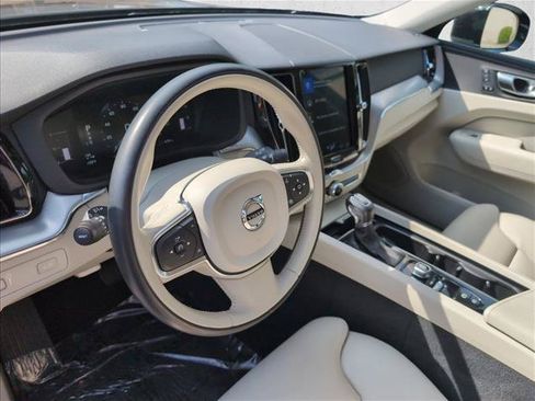 Used 2019 Volvo XC60 T5 Momentum w/ Premium Package AWD/4WD image 7