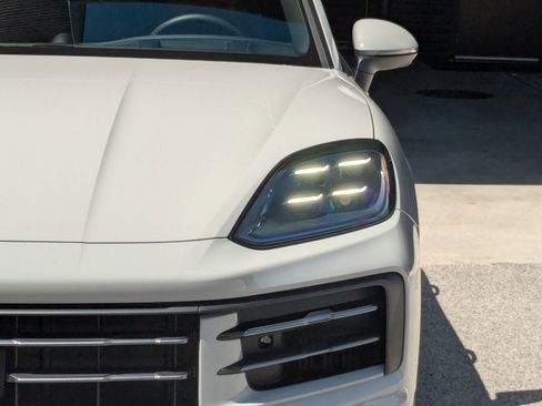 Certified 2026 Porsche Cayenne E-Hybrid AWD/4WD image 12