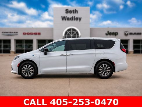 Used 2024 Chrysler Pacifica Limited FWD image 4