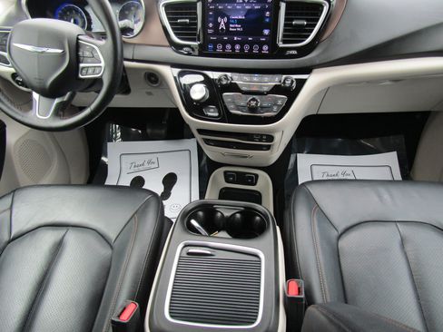 Used 2019 Chrysler Pacifica Touring-L Plus w/ Advanced Safetytec Group image 19