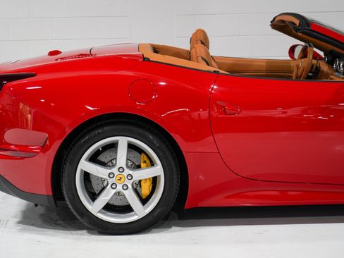Used 2015 Ferrari California T RWD image 21