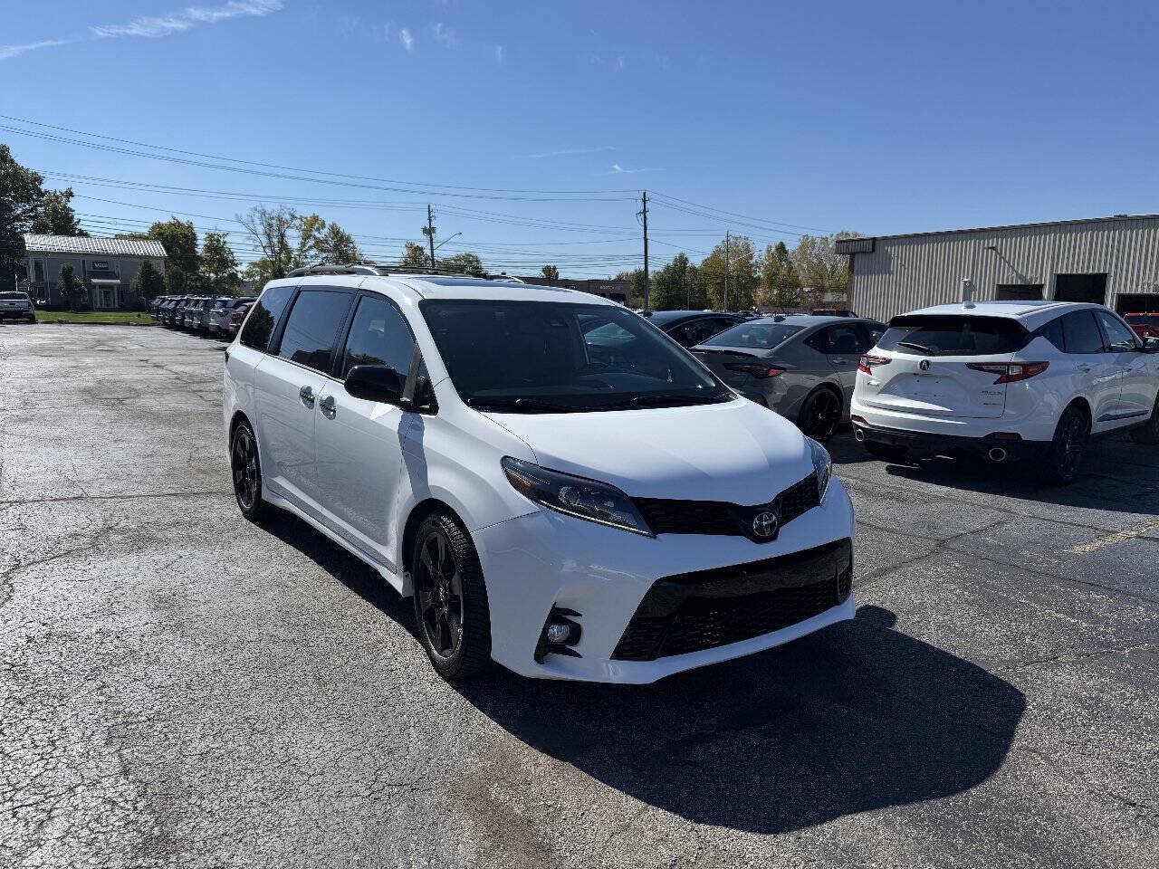Used 2020 Toyota Sienna SE Premium w/ Nightshade Edition FWD image 3