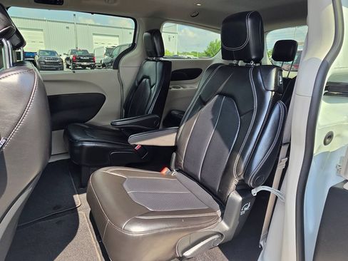 Used 2023 Chrysler Pacifica Touring-L AWD/4WD image 29