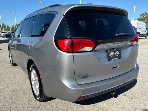 Used 2017 Chrysler Pacifica Touring-L w/ Tire & Wheel Group FWD image 7