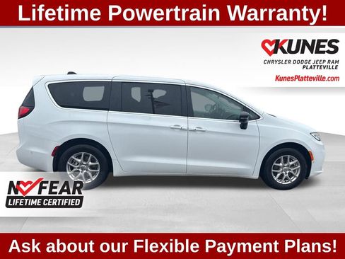 Used 2024 Chrysler Pacifica Touring-L image 3