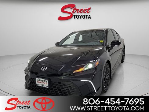 Used 2025 Toyota Camry SE w/ Convenience Package FWD image 1