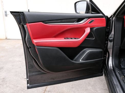 Used 2017 Maserati Levante w/ Luxury Package image 41