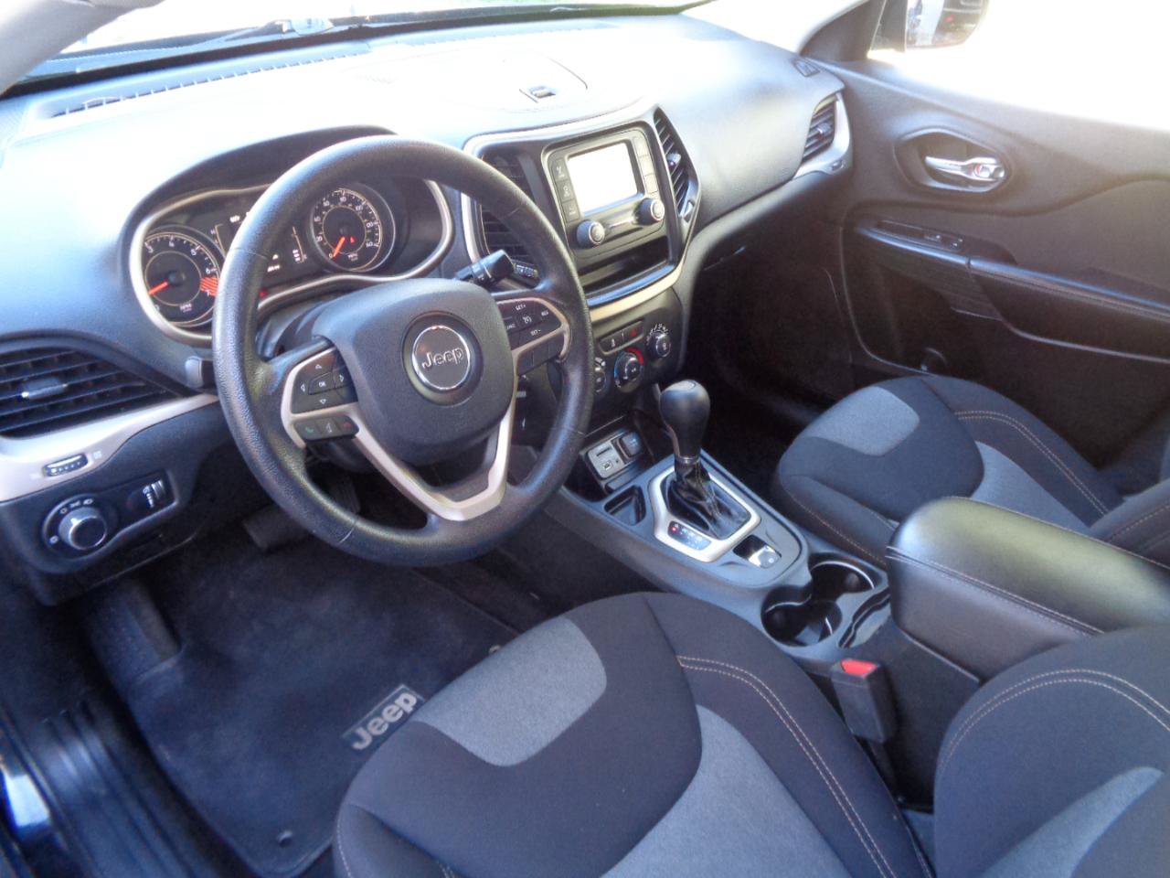Used 2015 Jeep Cherokee Sport FWD image 7