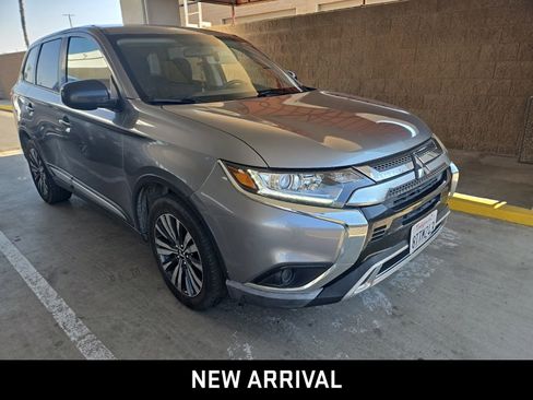 Used 2020 Mitsubishi Outlander ES image 3