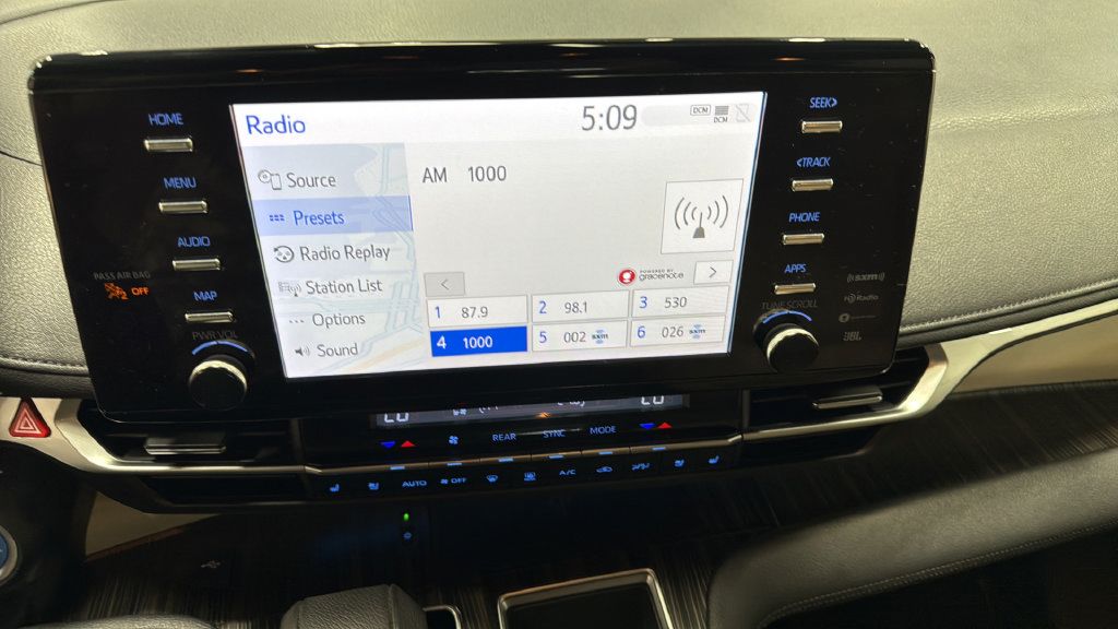 Used 2023 Toyota Sienna Limited AWD/4WD image 30