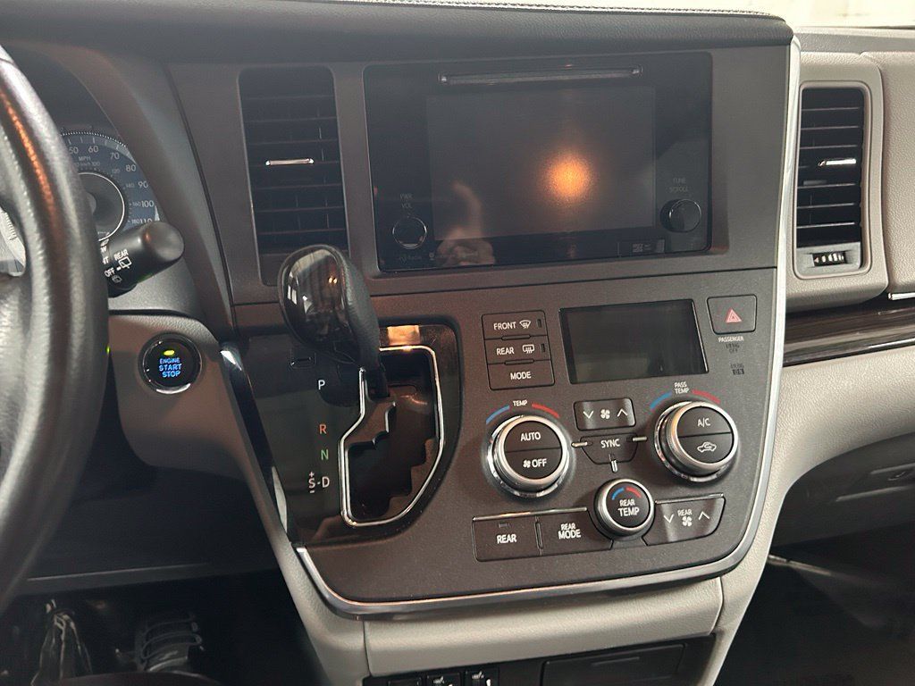 Used 2017 Toyota Sienna XLE Premium AWD/4WD image 21
