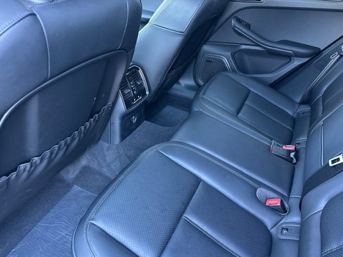 Used 2025 Porsche Macan AWD/4WD image 15