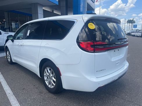 Used 2023 Chrysler Pacifica Touring-L FWD image 6