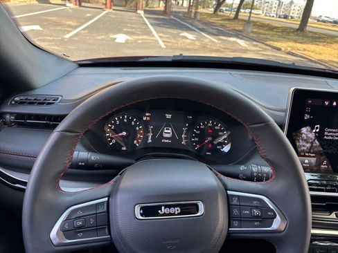 Used 2025 Jeep Compass Trailhawk image 29